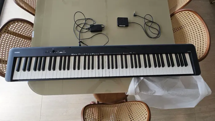Piano eletrônico Casio novo. 3 meses de uso. Na caixa e com suporte de brinde!