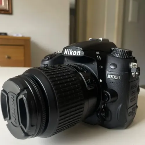 Nikon D7000 + lente 18-55mm