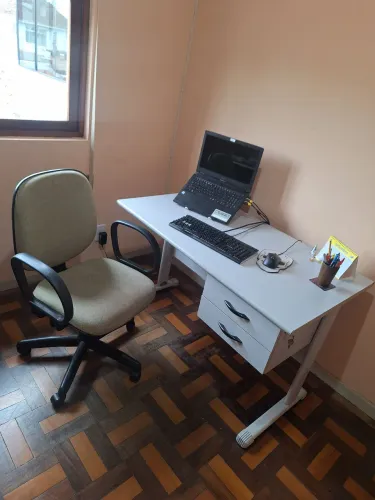 Mesa para Escritório / Home Office com 2 Gavetas e Chave + Cadeira Giratória Grátis