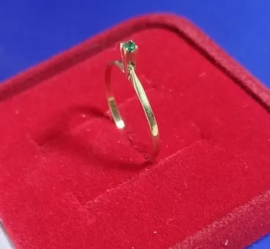 Anel Solitário Esmeralda 2 mm Ouro 18 Kilates Peso 0.90 Gramas                            