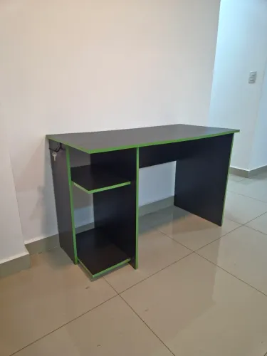 Mesa Gamer Preta e Verde com Prateleiras - Excelente Estado