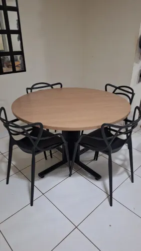Mesa com 4 cadeiras