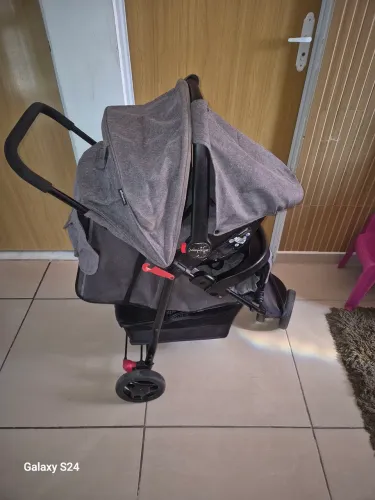 Carrinho com bebê conforto