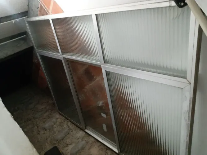 Vendo uma janela de alumínio de vidro canelado largura 2,12 altura 1,60