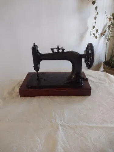 Antiguidade - Máquina de costura em ferro fundido decorativa com base, madeira carvalho  
