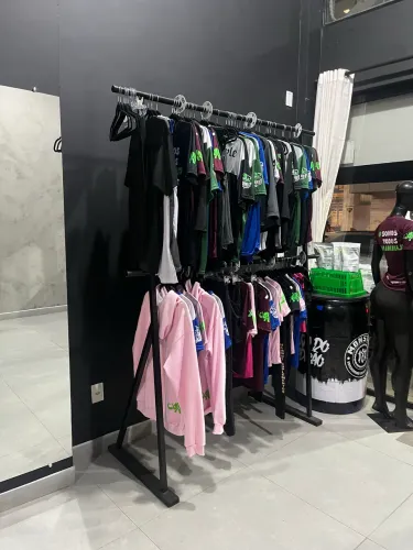 Arara de roupas reforçada 