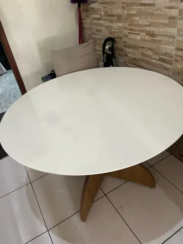 Mesa redonda com quatro cadeiras
