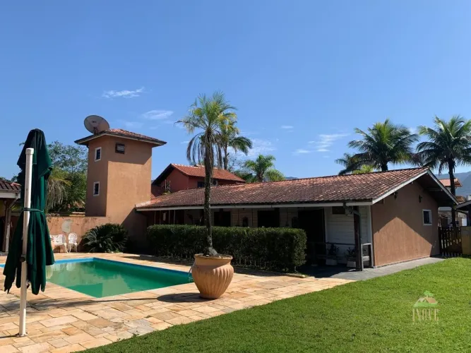 Casa de Luxo à Venda em Morada da Praia - Bertioga/SP: 4 Suítes, Piscina, Churrasqueira e 