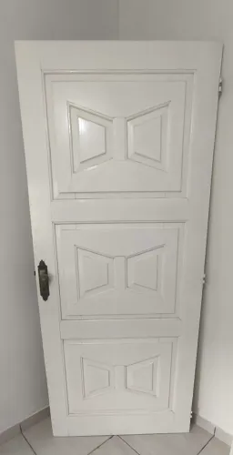 Porta Antiga em Madeira Maciça Nobre - Modelo Clássico Almofadado