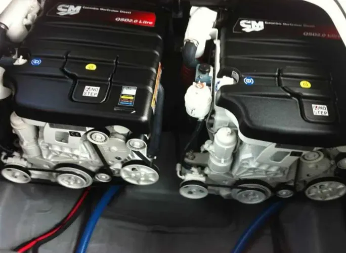 Parelha Motores Mercury QSD 270 HP Diesel