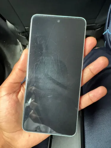 Celular Xiaomi 12 lite com algumas marcas de uso