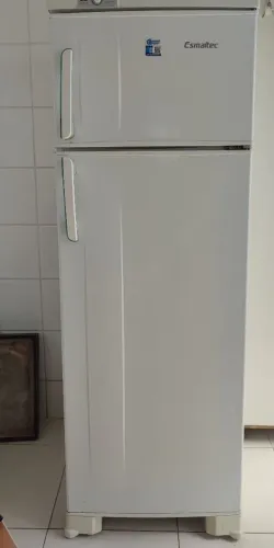 Vendo Geladeira usada modelo Eletrolux antiga. Está sem gás (tem que repôr)
