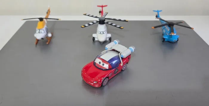 Mcquen astronauta e helicóptero Disney