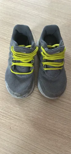 Tênis adidas ( tamanho 31)