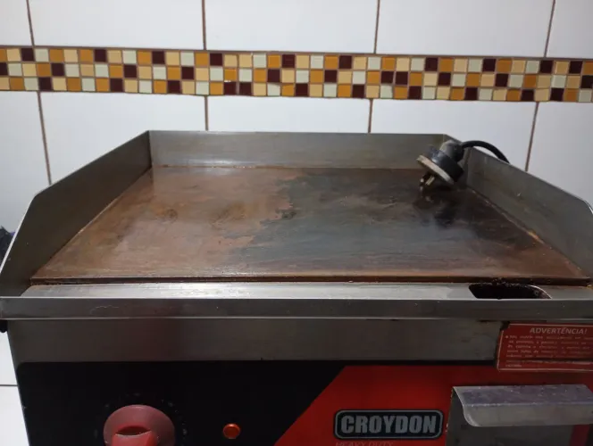 Vendo geladeira expositora metal frio e Chapa eletrica da croydon ambos 220 V