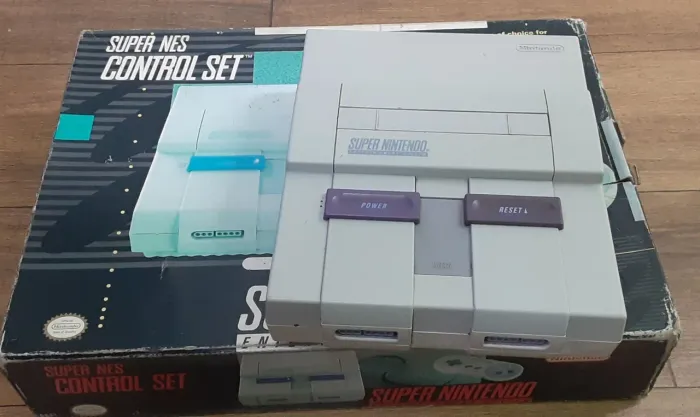 Console Super Nintendo. Esta caixa esta pra vender também.