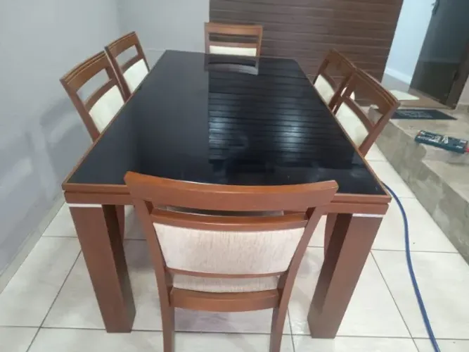 Mesa de jantar com 06 cadeiras