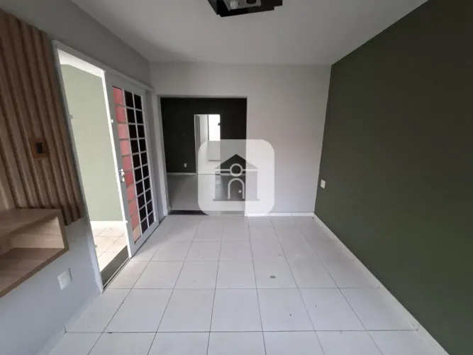 Casa estilo sobrado para locação no bairro Martins