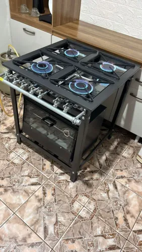 FOGÃO MODELO INDUSTRIAL DE 04 BOCAS COM FORNO