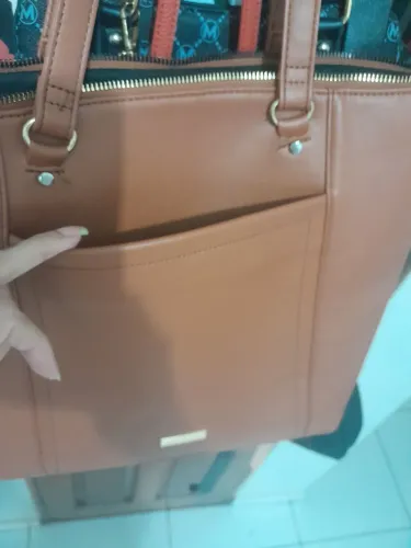 Bolsa grande bem espaçosa 