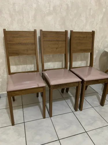 (03) CADEIRAS DE JANTAR AMADEIRADAS ESTOFADO EM VELUDO
