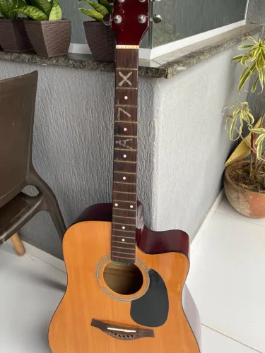 Violão 16 anos de uso com marcas