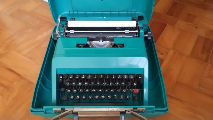 Máquina de escrever Olivetti Studio 45 