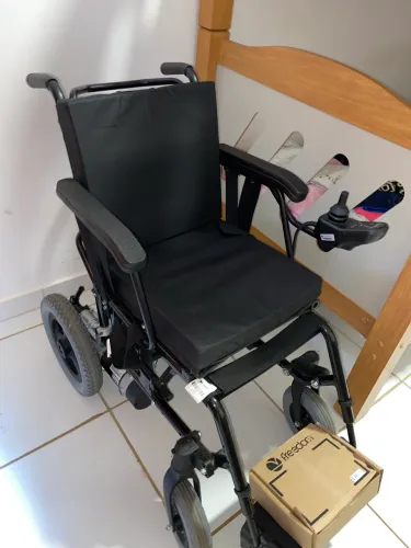 vende-se cadeira de roda motorizada, nova, nunca foi usada, e com carregador novo.