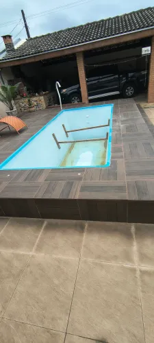 Vende se piscina com avarias 