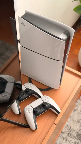 PS5 Slim Digital 1TB + 2 Controles | Estado Novo