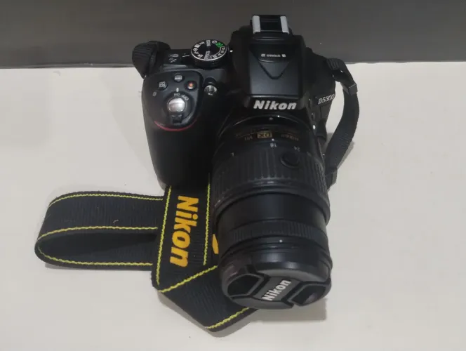 Nikon D5300 com lente 18-55mm, com suporte, microfone direcional e de lapela. Cartão 64GB.