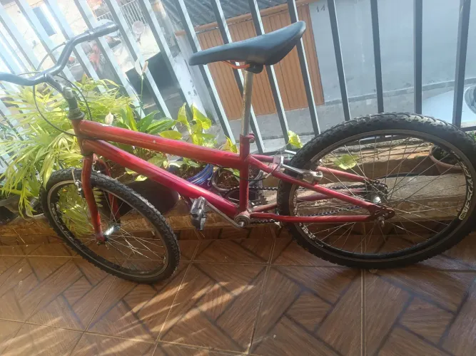 Bicicleta aro 24 folha aéreo só pegar e andar .