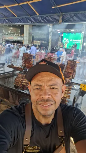 Churrasqueiro assador e buffet