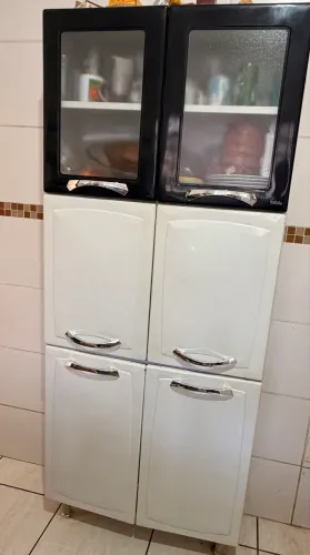 Paneleiro Itatiaia de aço com portas de vidro