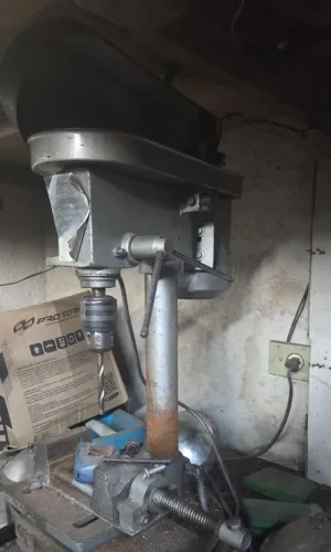 Furadeira de bancada com morsa