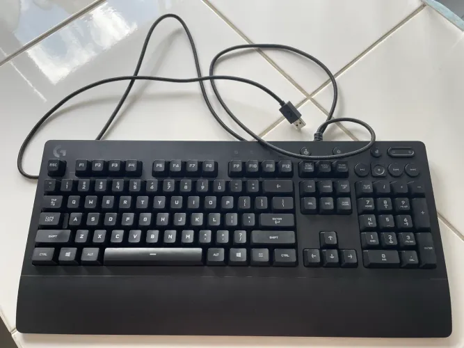 Teclado Logitech G213