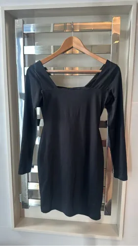 Vestido manga longa junto da LANÇA PERFUME