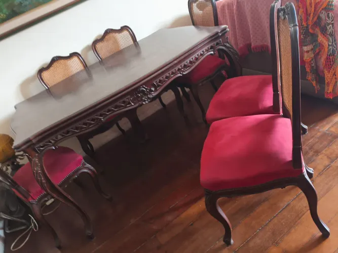 Mesa de Jantar Estilo Luís XV em Madeira Maciça com 8 Cadeiras de Palhinha