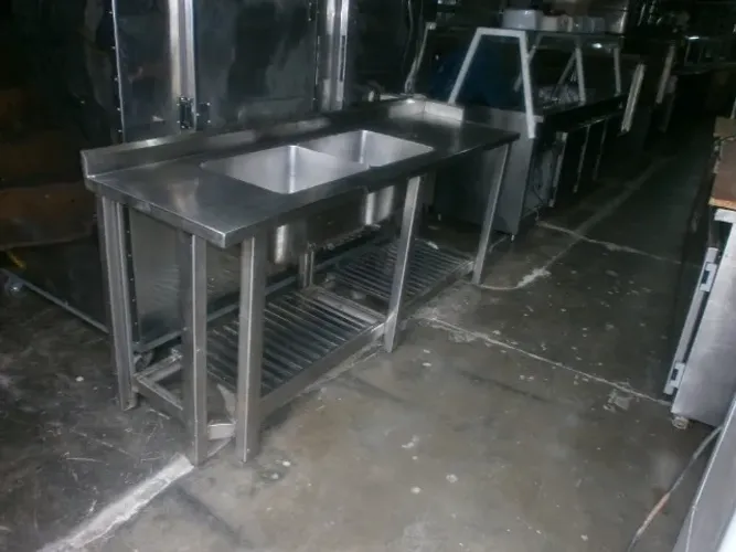 mesa com total em inox - reforçada - com 2 cubas fundas - medindo 2,10mt