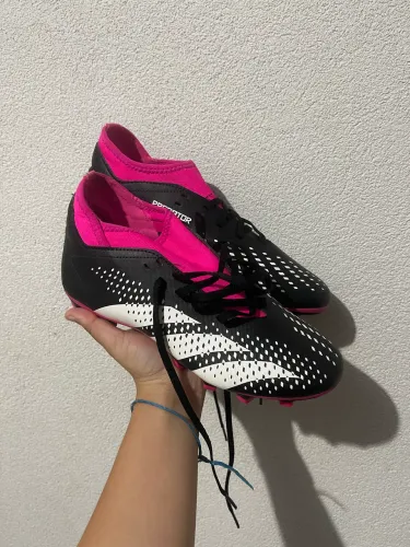 Chuteira adidas de campo