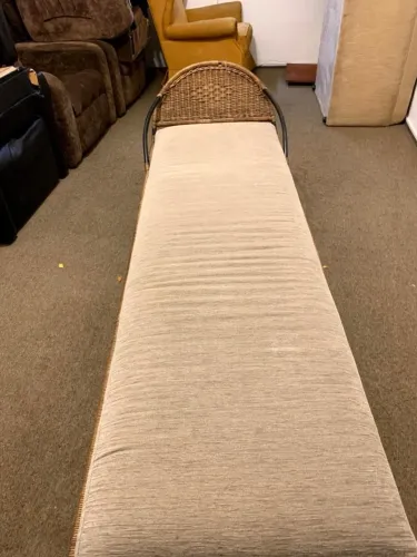 Divã de fibra natural rattan com colchão estofado