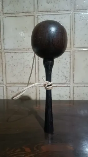 Lindo brinquedo antigo biloque de madeira maciça,perfeito diversão ou para colecionadores.