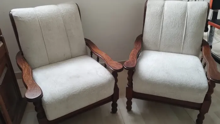 Poltronas em madeira estofadas belíssimas vintage