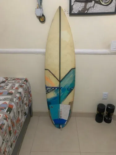 Prancha de surf em boas condições nova imperdível