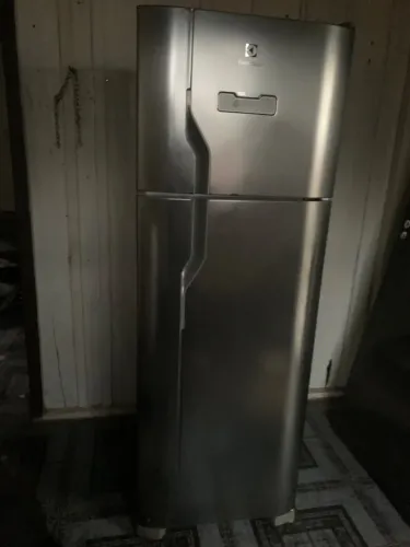 Geladeira Eletrolux 310L inox