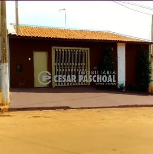 Casa Térrea CRAVINHOS 5 quartos dos quais 1 é uma suíte e outro é um loft grande com banhe
