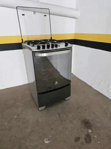 Fogão Electrolux 56TAX com porta com visor - Usado - Perfeito estado