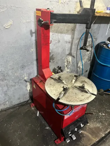 Máquina desmonta pneu