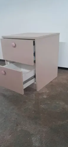 Criado mudo na cor rosa com 2 gavetas