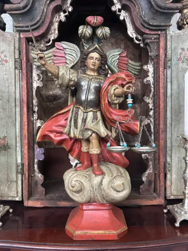 Imagem de São Miguel em madeira 